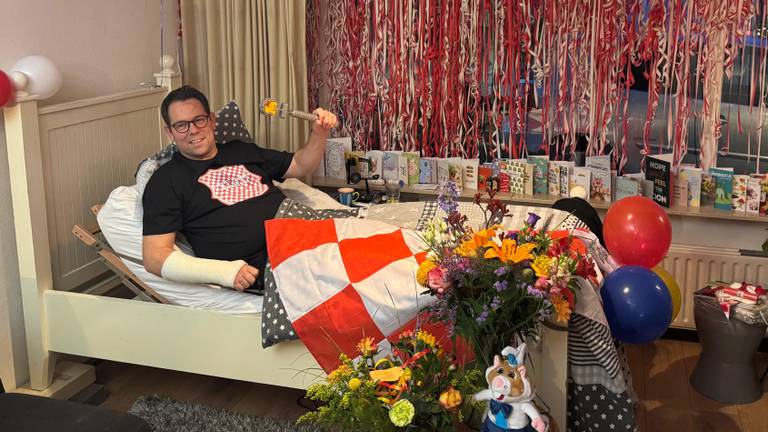 Prins Ronny in het bed in de woonkamer (foto: Linda Schijvens)