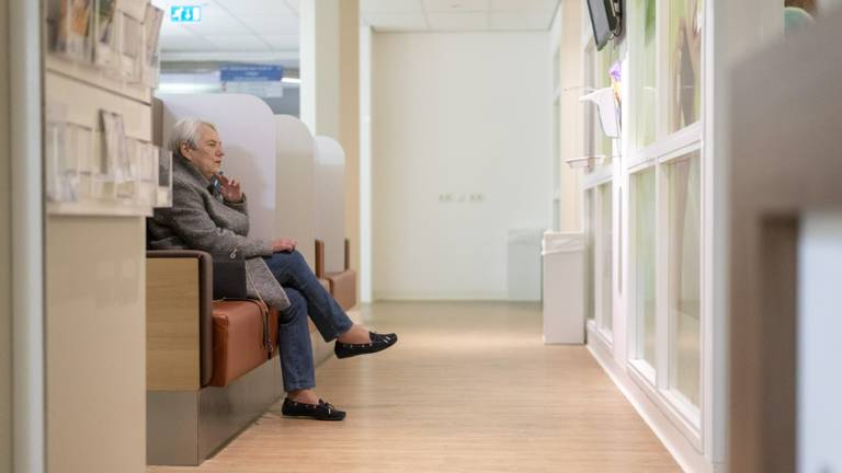 Een patiënt in de wachtkamer van het ziekenhuis (foto: ANP)