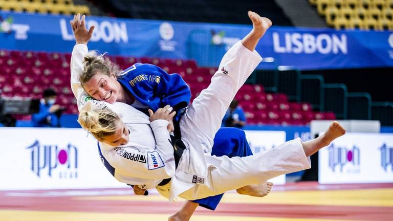  Sanne van Dijke in actie tegen Lara Cvjetko uit Kroatië in de halve finale (foto: ANP).