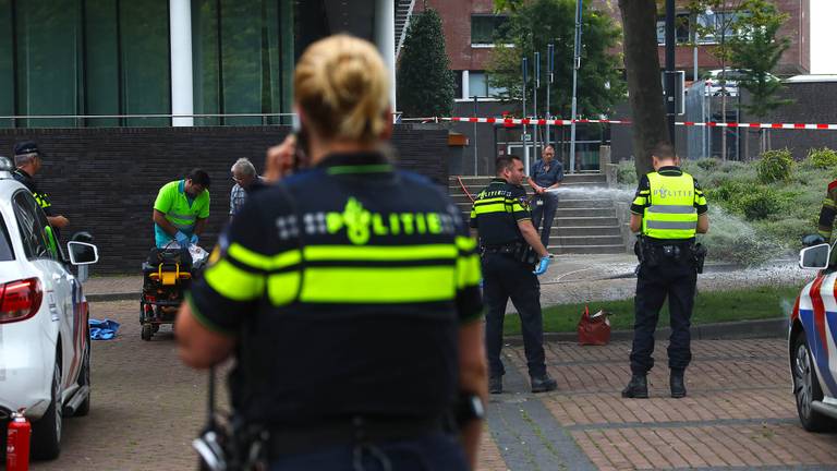 Veel hulpdiensten voor het gemeentehuis in Oss (foto: Gabor Heeres/SQ Vision).