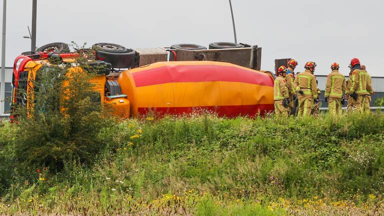 De gekantelde vrachtwagen op de N2 (foto: Dave Hendriks/SQ Vision).