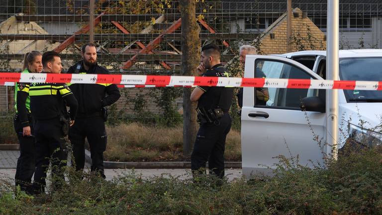 De politie in Uden na een waarschuwingsschot (foto: Marco van den Broek/SQ Vision)