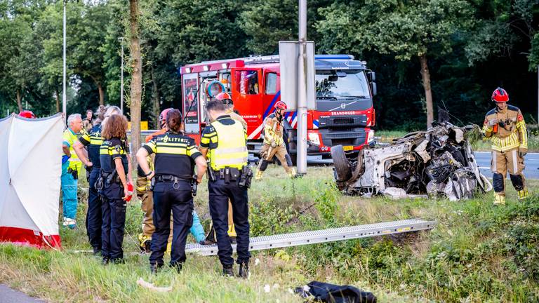 Hulpverleners na een ongeluk op de N65 (foto: Jack Brekelmans/SQ Vision).