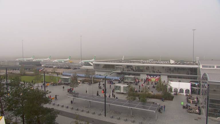 De mist vrijdagochtend op Eindhoven Airport (foto: Omroep Brabant).