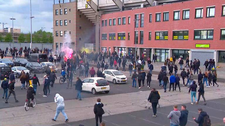 Chaos buiten het stadion na nederlaag van NAC.