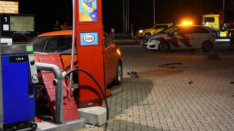 De automobilist kwam net voor de pomp tot stilstand. (foto: Jeroen Stuve/SQ Vision).