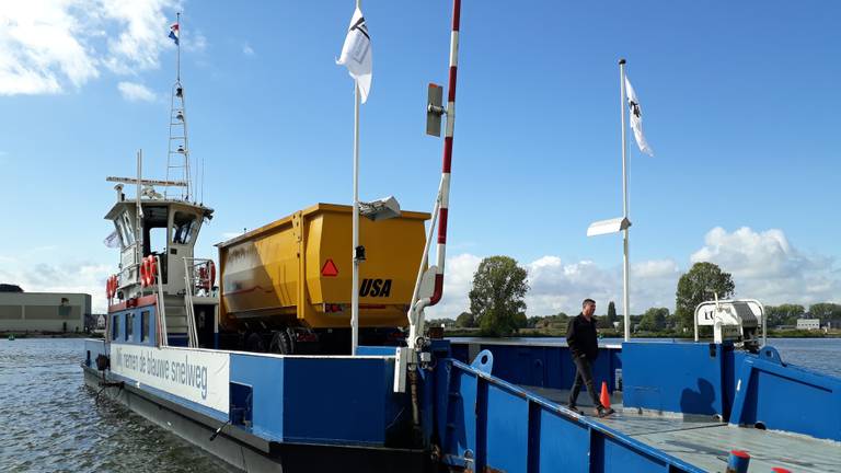 Landbouwvoertuig op de pont bij Grave.