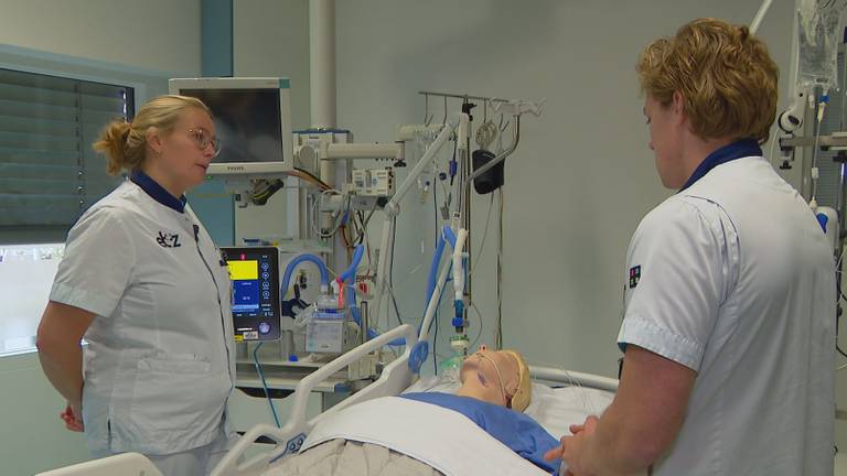 Intensive care-verpleegkundige Rowan Marijnissen met ic-student Ralf (foto: Omroep Brabant). 