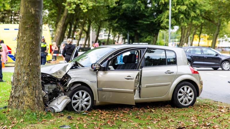 Een van de wagens botste tegen een boom (foto: SQ Vision). 