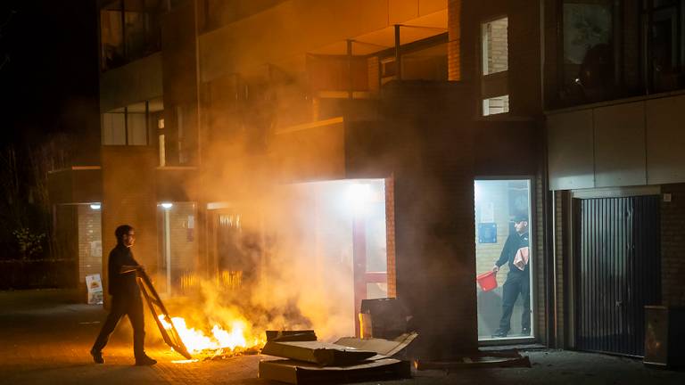 Bewoners voorkomen flatbrand en blussen vuur met emmers en teiltjes water