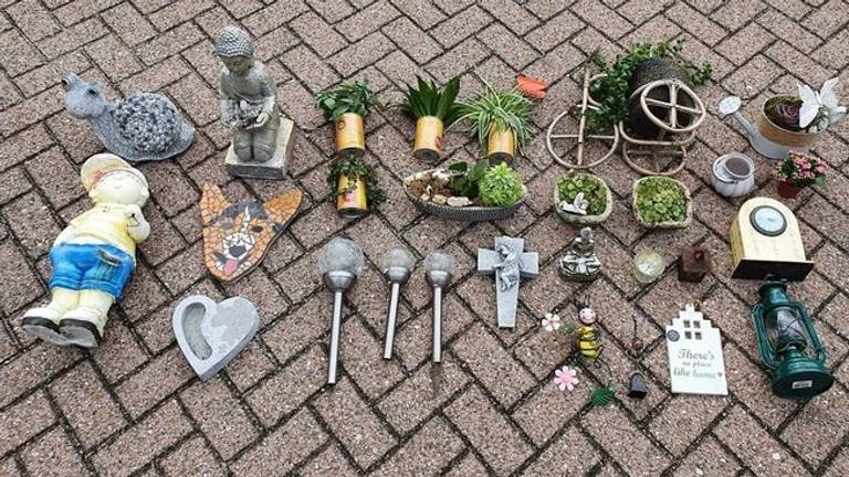 De spullen waarvan de politie denkt dat ze zijn gestolen van een begraafplaats in Oss (foto: Facebook politie Oss). 