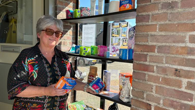 Petra bij haar weggeefkast in Dongen (foto: Imke van de Laar).