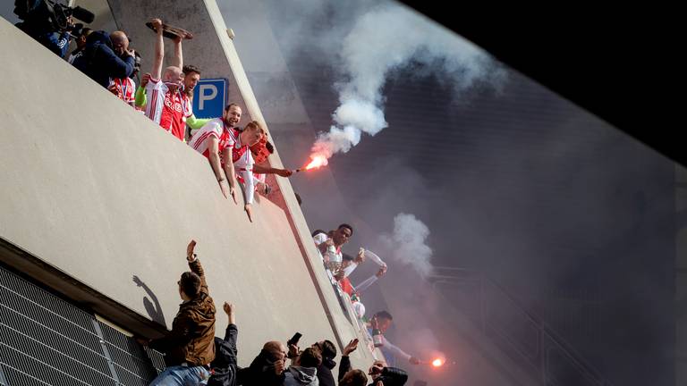 Feest zondag bij de Johan Cruijff ArenA na het behalen van het kampioenschap door Ajax (foto: ANP / Robin van Lonkhuijsen).