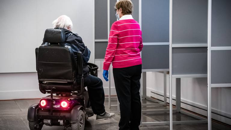 Een mindervalide man brengt zijn stem uit op het stembureau in Eindhoven (foto: ANP).