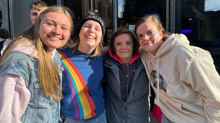 Deze meiden voelen zich Oya Lélé: 'Sinds half acht in de rij voor K3'