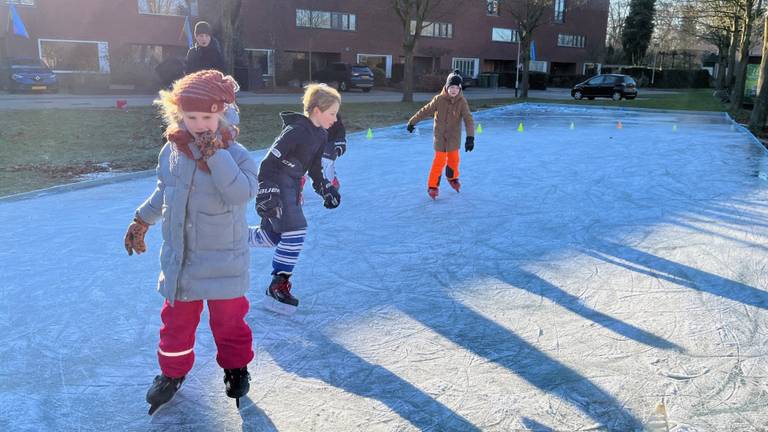 Schaatspret op een schaatsbaantje (archieffoto: Nancy Sterreberg).