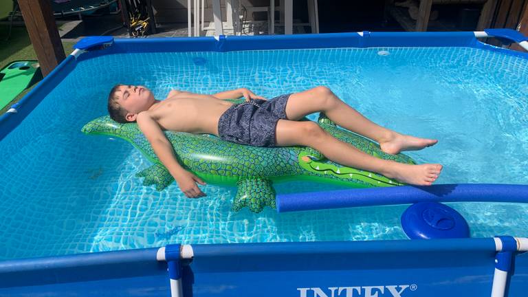 Lekker dobberen op de krokodil (foto: Paul van de Wiel).