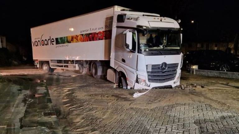 De vrachtwagen reed in een zinkgat (foto: Facebook de Rosbode). 
