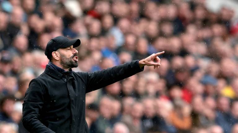 Ruud van Nistelrooij coachend (Foto: ANP)