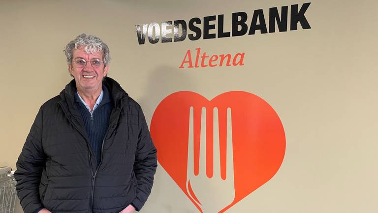 Arno van Veen bij de voedselbank waar hij twee jaar kwam (foto: Omroep Brabant).
