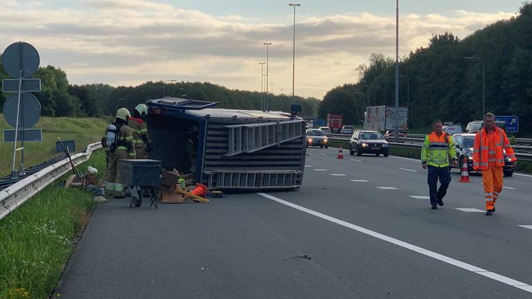 Het busje kantelde na een klapband (foto: Bart Meesters).