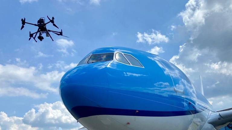 Vliegtuig met deukjes en scheurtjes: deze drone ontdekt ze allemaal
