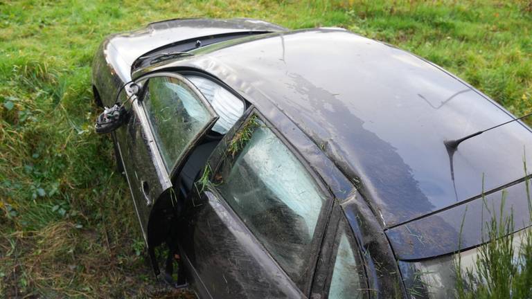 De auto die bij Kaatsheuvel in een sloot terechtkwam (foto: Erik Haverhals/SQ Vision).