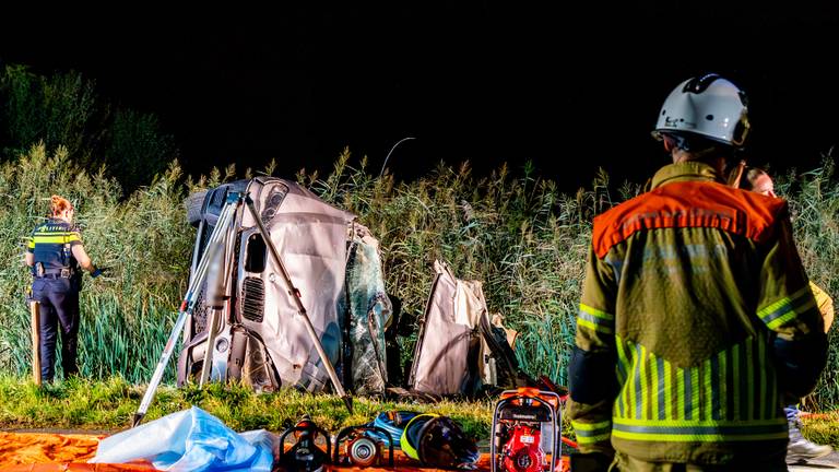 Zwaargewonde bij crash, slachtoffer werd uit auto geslingerd