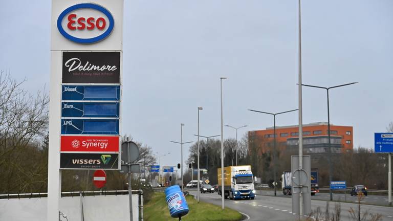 Borden met prijzen bij tankstations doen het ook niet (foto: Tom van der Put/SQ Vision).