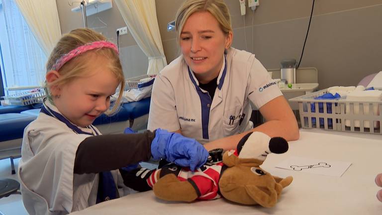 Reva (3) is knuffeldokter van Phoxy: 'Gevallen met voetballen'