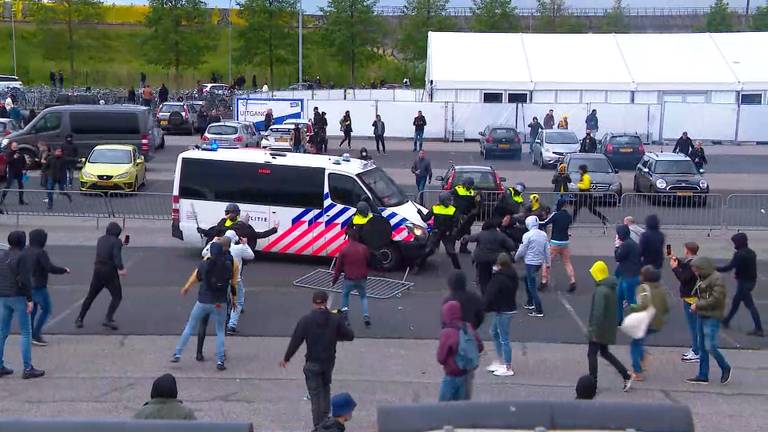 Ongeregeldheden na de wedstrijd NAC Breda - NEC (foto: Omroep Brabant).