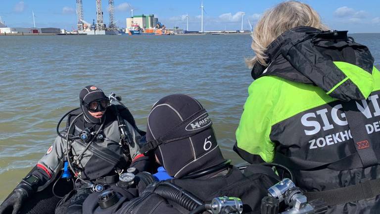 Een team van Signi Zoekhonden aan het werk op het water (foto door: Signi Zoekhonden).