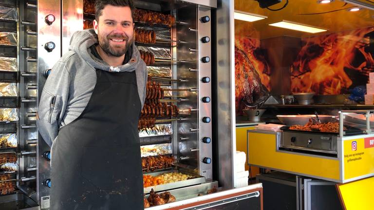 Kippenboer Wim den Ouden warmt zich aan de grill (foto: Raymond Merkx)