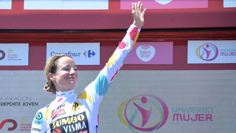 Marianne Vos op het podium nadat Jumbo-Visma de ploegentijdrit wint (Foto: ANP)