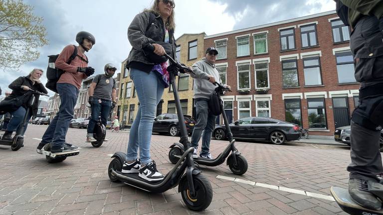 180 steprijders trekken door de stad uit protest tegen hoge boetes (foto: Alain Heeren). 