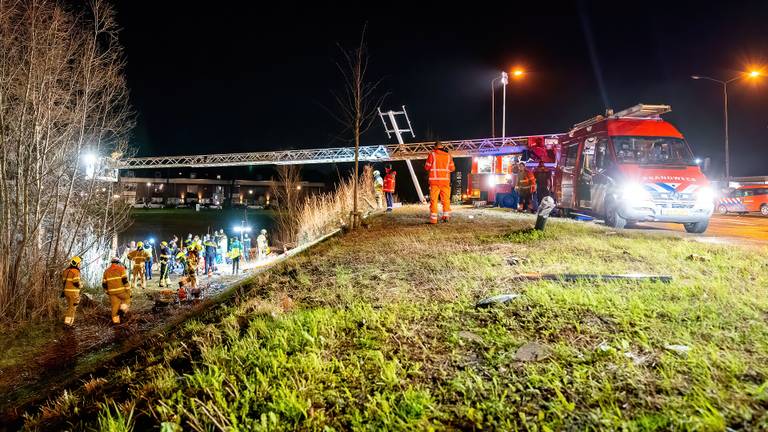 Dode en zwaargewonde als auto van de weg raakt en in het water belandt