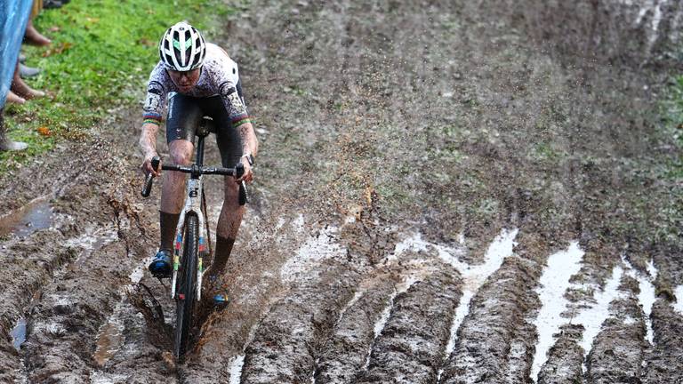 Oppermachtige Fem van Empel pakt Europese titel veldrijden in Franse modder