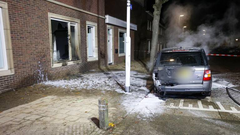 De schade aan het huis en de auto in Eindhoven is aanzienlijk (foto: Sem van Rijssel/SQ Vision).