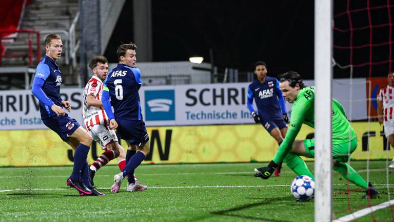 Mart Remans (2e van L.) scoort voor TOP Oss (foto: Orange Pictures).