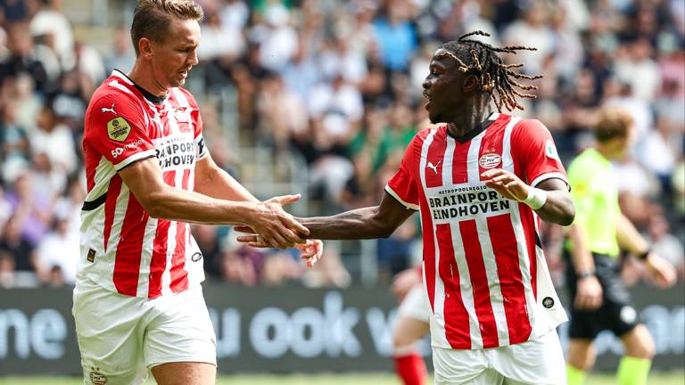 Luuk de Jong en Johan Bakayoko (foto: ANP).