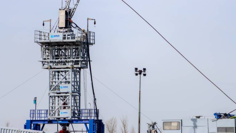 Een boortoren voor aardwarmteonderzoek in Leeuwarden (foto: ANP)