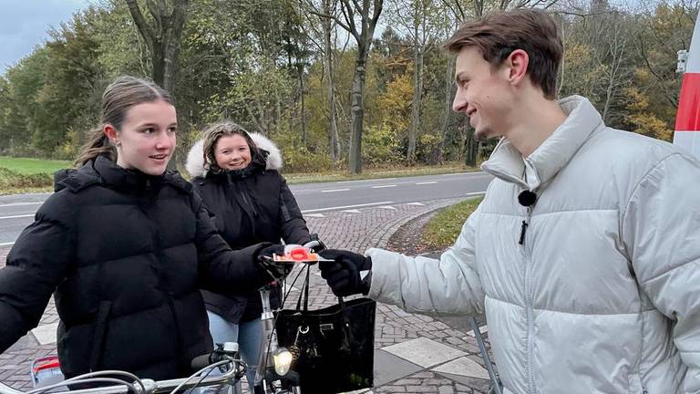 Een medewerker van de ValOpShop deelt beloningen uit (foto: Erik Peeters).