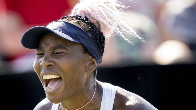 Venus Williams tijdens haar wedstrijd tegen Celine Naef op het Libéma Open in Rosmalen. (Foto: ANP).