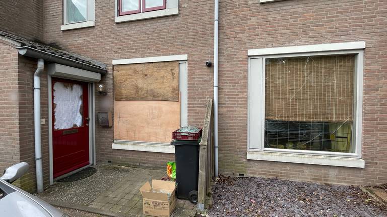 De geklapte ruiten aan de Rozenstraat in Oss zijn maandagochtend dichtgemaakt (foto: Rochelle Moes).