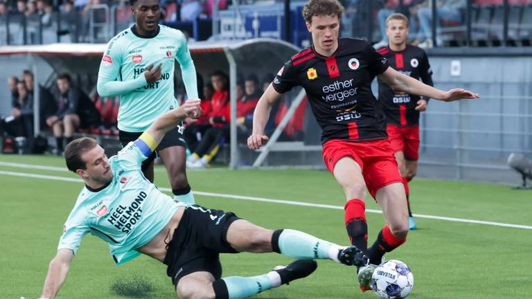 Robin van der Meer (Helmond Sport, l. ) in duel met Excelsior-speler Mats Wieffer (Foto: Orange Pictures)