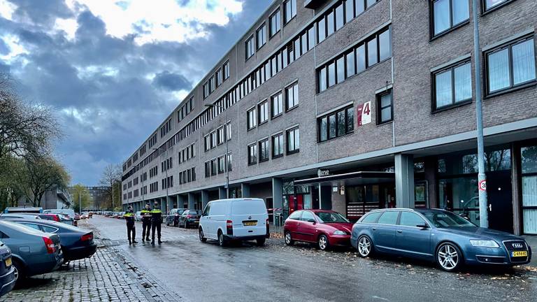 Onderzoek bij flat aan Echternachlaan is in volle gang (foto: Stan Hamacher).