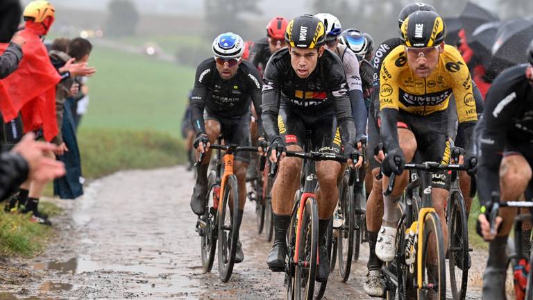 Barre omstandigheden tijdens Parijs-Roubaix vandaag: Koen de Kort was er graag bij geweest op de fiets (foto: Belga Photo / David Stockman via ANP).