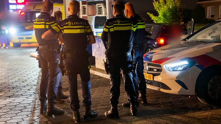 De politie doet onderzoek in Lith (foto: Gabor Heeres/SQ Vision).