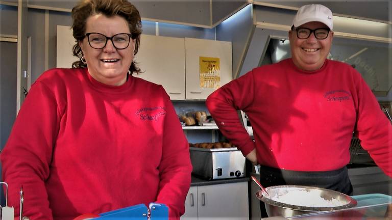 René bakt gratis oliebollen voor mensen die ze niet meer kunnen betalen