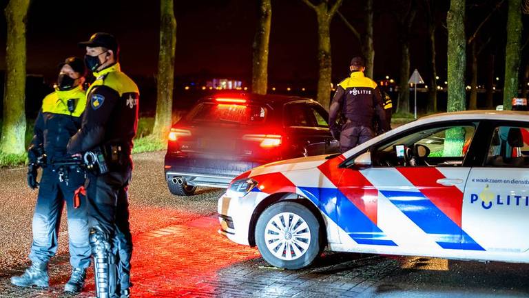 De politie in Veen (Foto: Marcel van Dorst / SQ Vision).